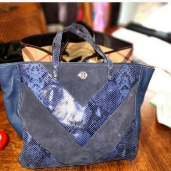 🍁🍂HTF RARE Tory Burch Blue & Night Sky Chevron Leather Suede Tote Italian - Picture 2 of 6